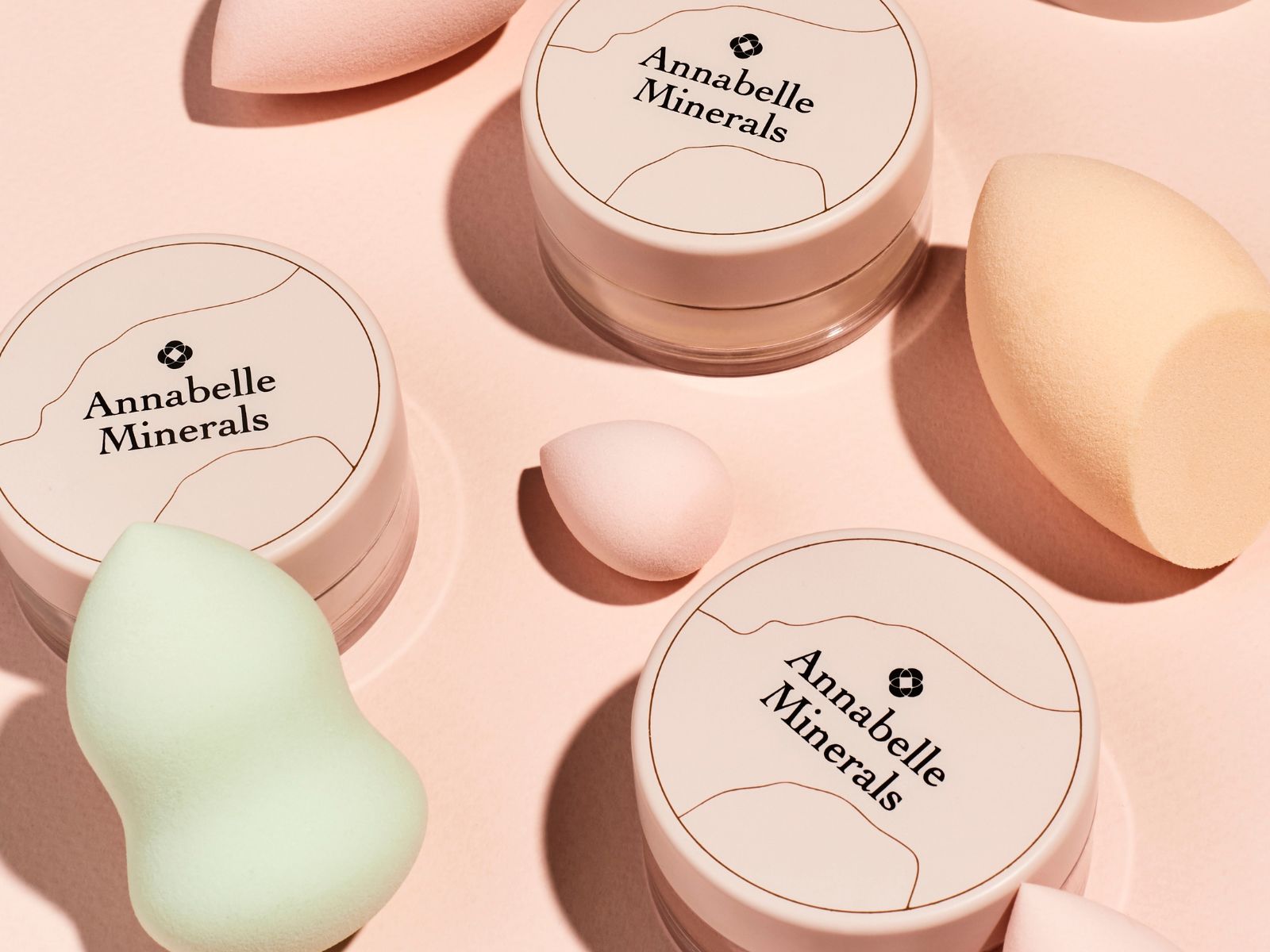 Wykańczanie makijażu na mokro najlepiej wykonać z pomocą gąbki do makijażu Mint Softie lub Peach Softie  Annabelle Minerals