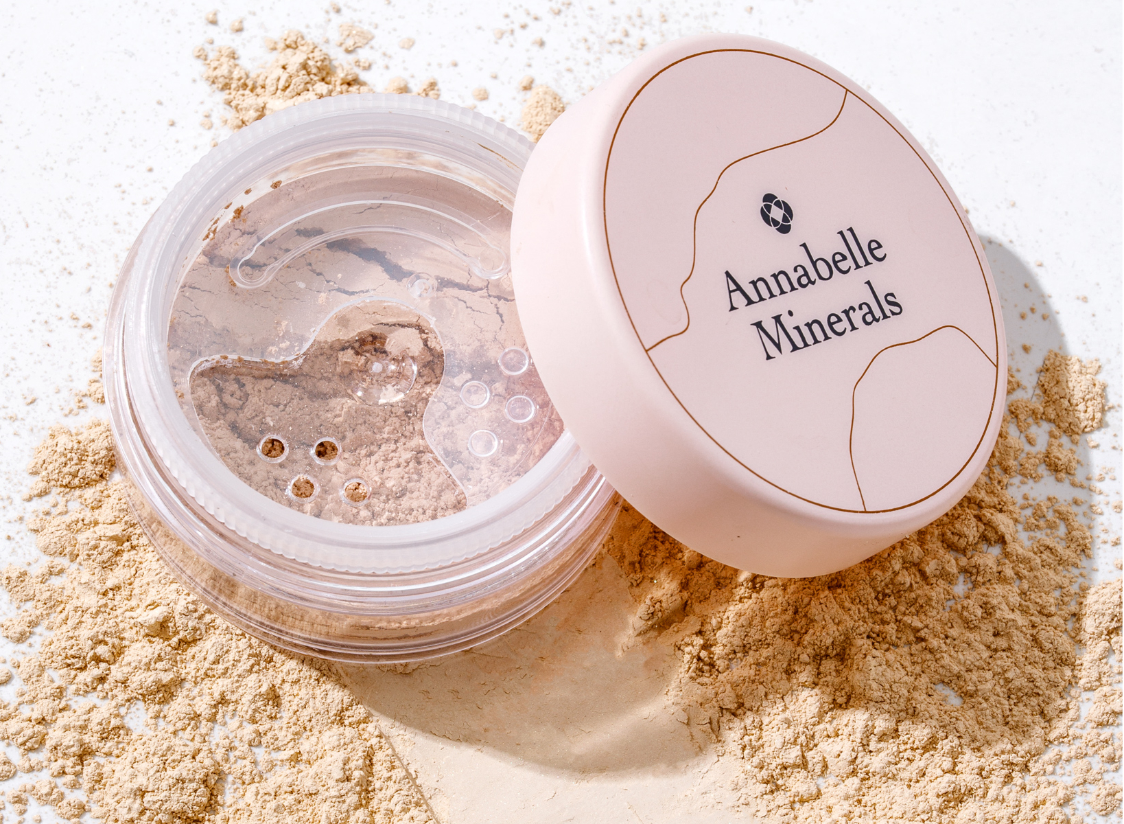 Podkład rozświetlający Annabelle Minerals sprawdzi się w roli rozświetlającego korekora pod oczy