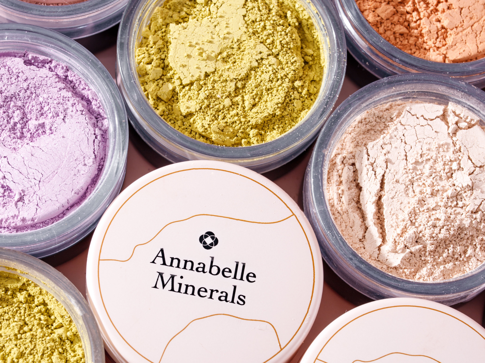 Cienie mineralne Annabelle Minerals - odpowiednie zarówno dla osób początkujących, jak i zaawansowanych