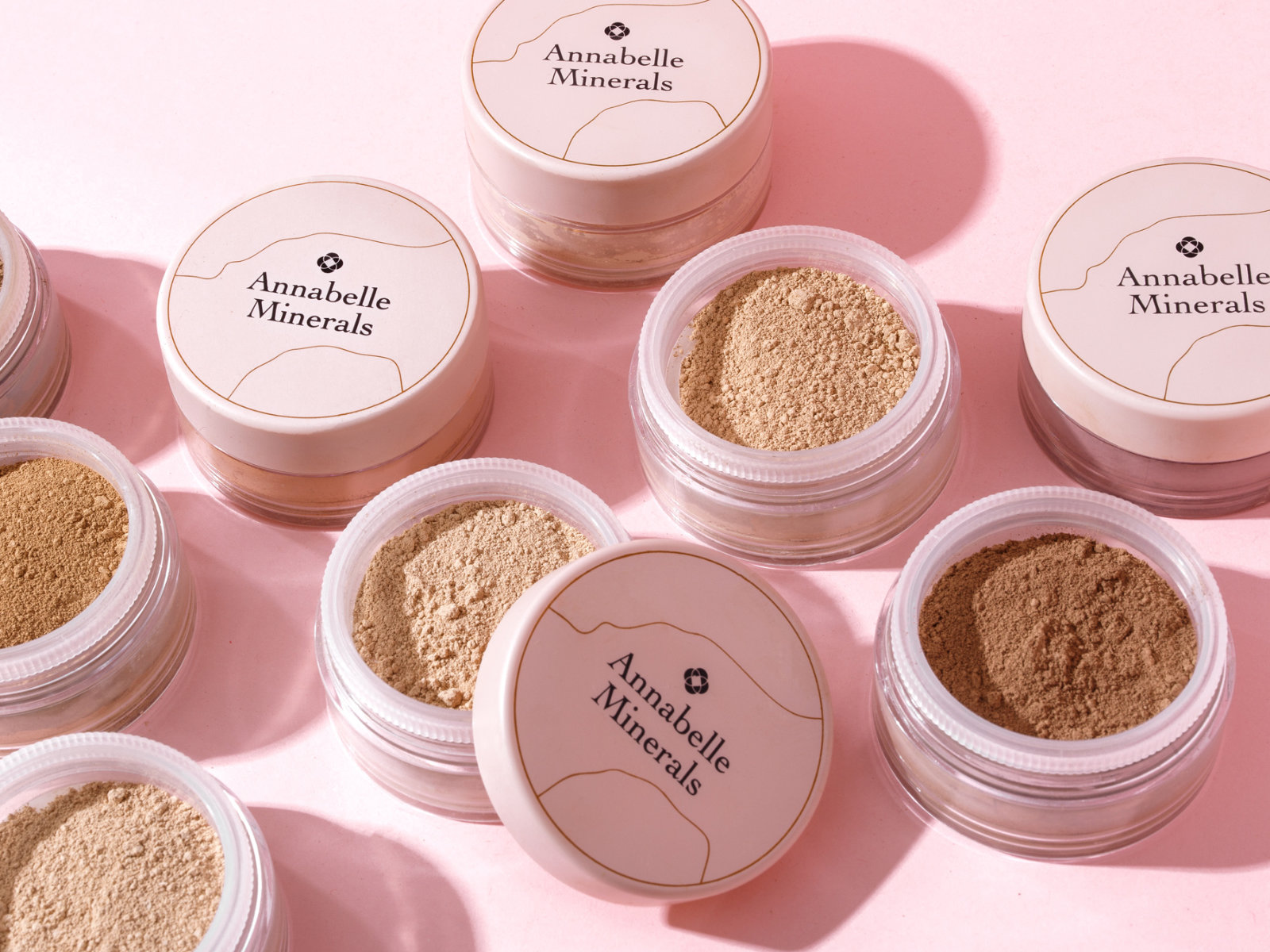 Podkłady mineralne Annabelle Minerals występują w czterech gamach kolorystycznych: różowej Beige, neutralnej Natural, żółto-oliwkowej Golden oraz żółto-cytrynowej Sunny