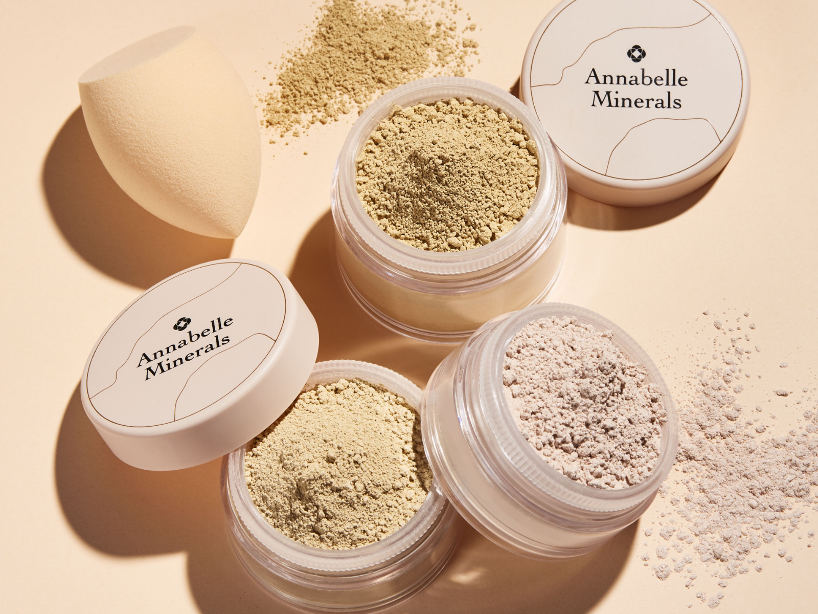 Podkład mineralny przy suchej skórze najlepiej nakładać gąbkami do makijażu Softie marki Annabelle Minerals