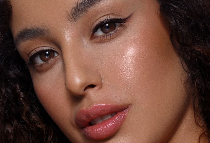 Trendy w makijażu na jesień i zimę 2022/23. Top 5 makijaży, które będą modne w nadchodzącym sezonie. Czerwone usta, totalny brąz i makeup no makeup