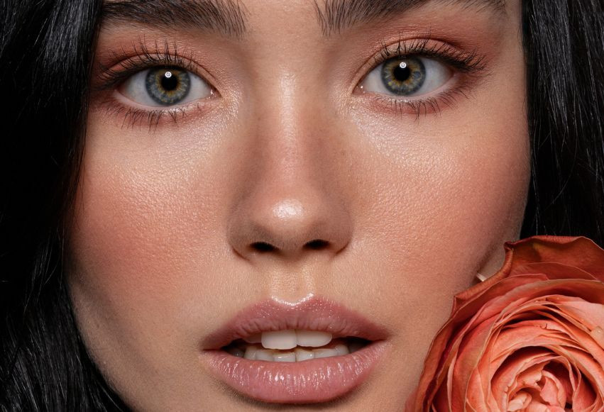 Sunburnt blush – sposób aplikacji różu prosto z TikToka. Efekt opalenizny w kilku ruchach