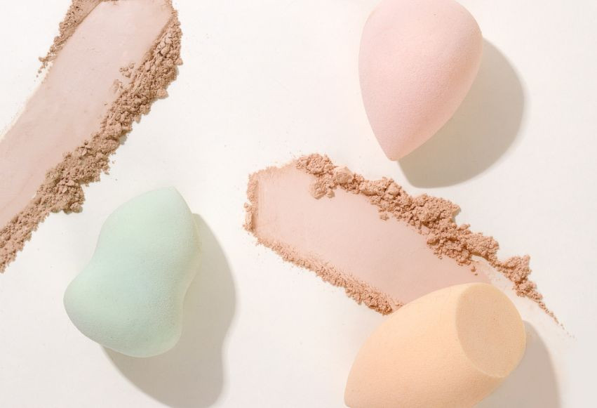 Jak nakładać podkład mineralny gąbeczką?