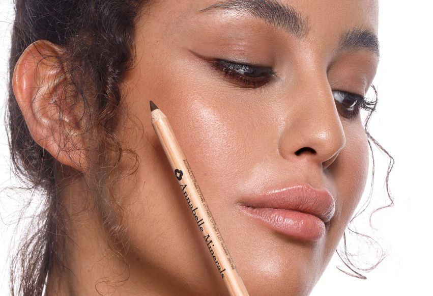 Idealna kreska: jak wykonać ją kredką do oczu?