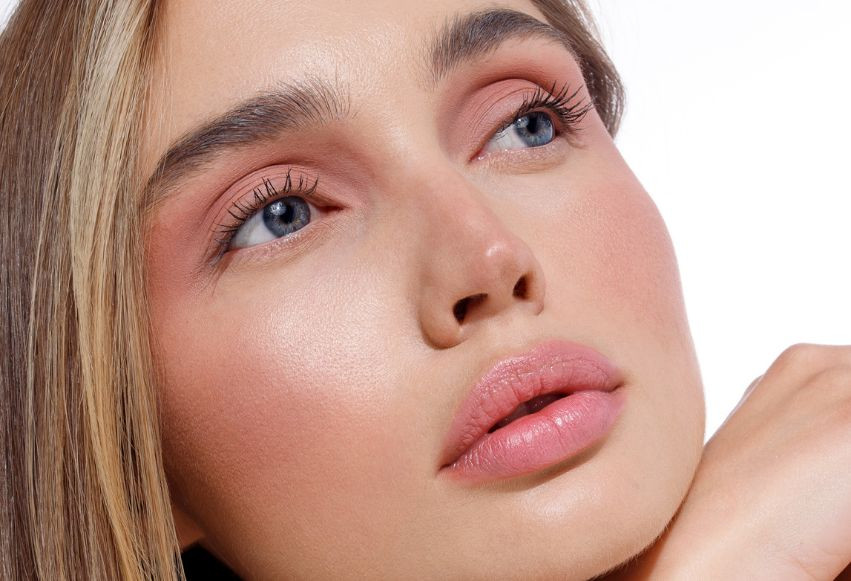 Trendy na wiosnę 2022. Top 7 makijaży, które będą modne w nadchodzącym sezonie. Dużo różu, rozświetlona cera i kreska na powiece