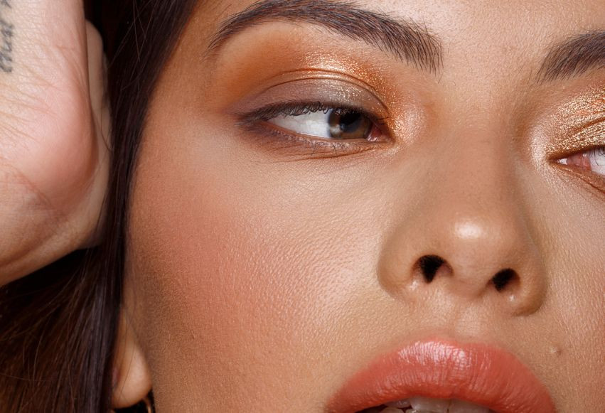 Rozświetlający makijaż na gwiazdkę w kolorach brązu i złota Rozświetlający makijaż na gwiazdkę w kolorach brązu i złota
