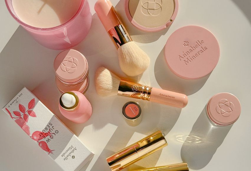 Lekki makijaż na wiosnę – podkreślone oczy i koralowe usta Lekki makijaż na wiosnę – podkreślone oczy i koralowe usta