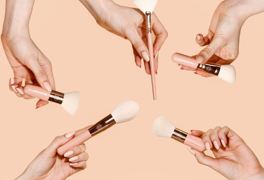 Akcesoria do makijażu Annabelle Minerals: pędzle, gąbki i słoiczki