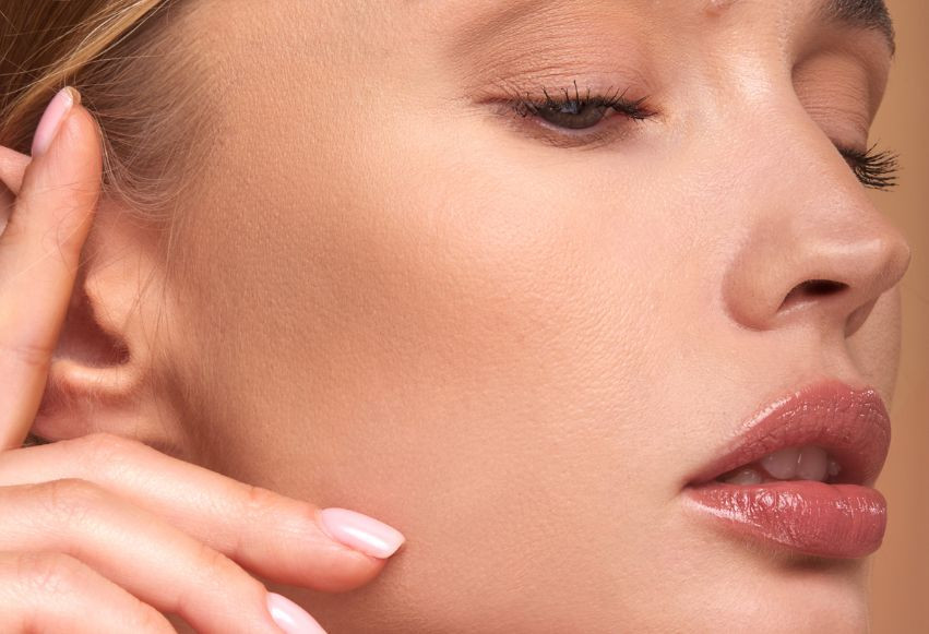 Konturowanie twarzy podkładem mineralnym Konturowanie twarzy podkładem mineralnym