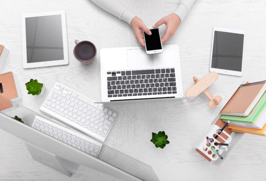 Telefon, laptop, tablet – jak szkodzą nam i naszej cerze?