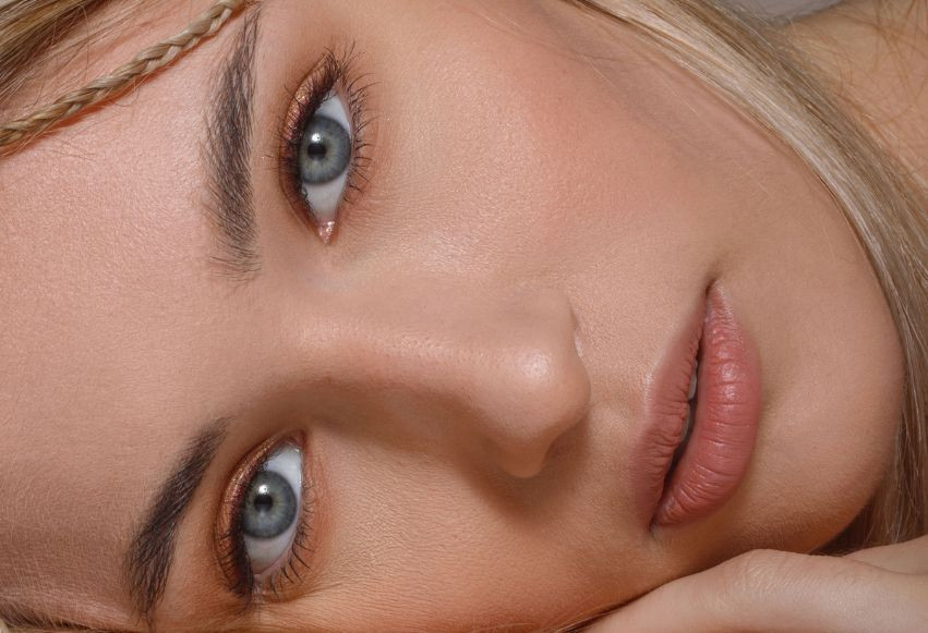 Najmodniejsze odcienie ust w sezonie lato 2023: soczyste kolory zmieniające każdy makijaż Najmodniejsze odcienie ust w sezonie lato 2023: soczyste kolory zmieniające każdy makijaż